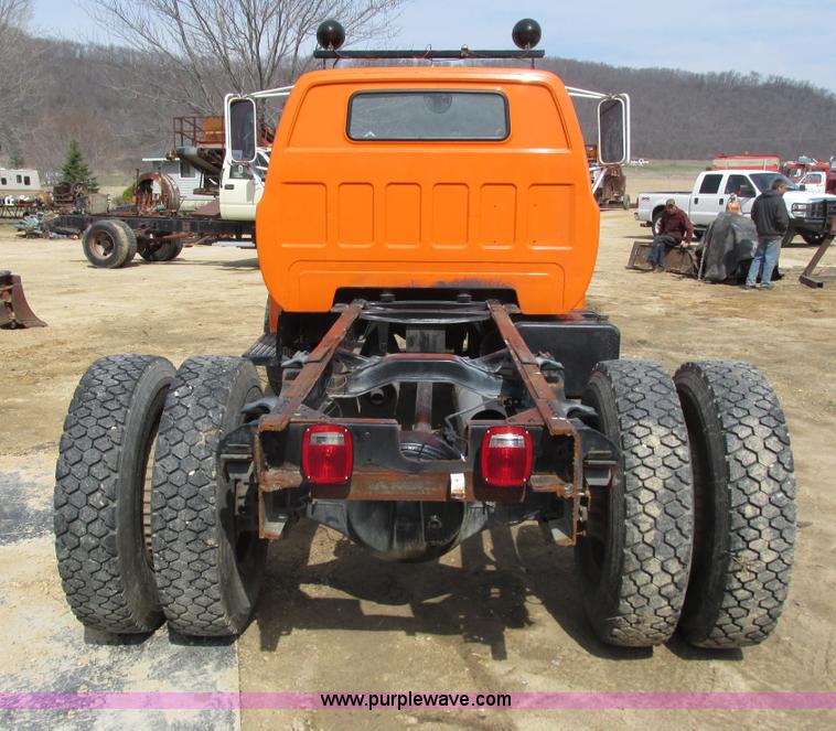 image for item I3760 1985 Chevrolet Kodiak C70 truck cab and chassis