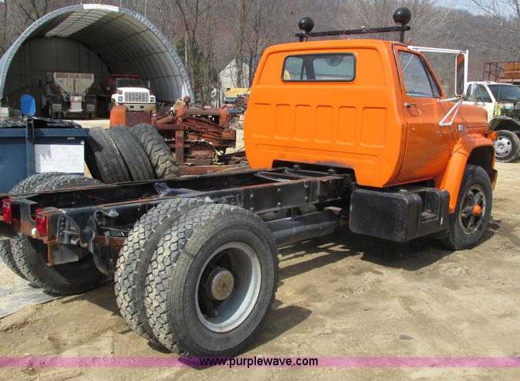 image for item I3760 1985 Chevrolet Kodiak C70 truck cab and chassis