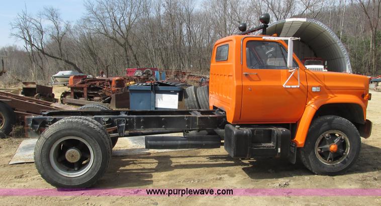 image for item I3760 1985 Chevrolet Kodiak C70 truck cab and chassis