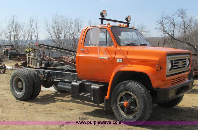 image for item I3760 1985 Chevrolet Kodiak C70 truck cab and chassis