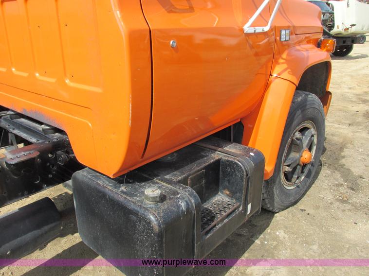 image for item I3760 1985 Chevrolet Kodiak C70 truck cab and chassis