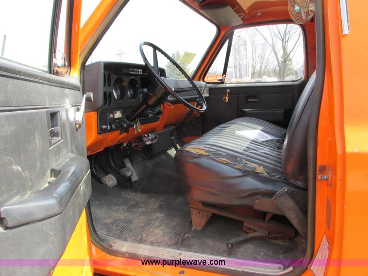 image for item I3760 1985 Chevrolet Kodiak C70 truck cab and chassis