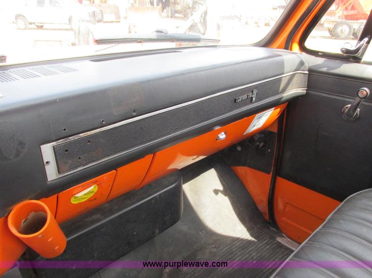 image for item I3760 1985 Chevrolet Kodiak C70 truck cab and chassis