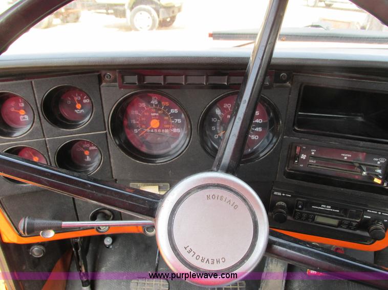 image for item I3760 1985 Chevrolet Kodiak C70 truck cab and chassis