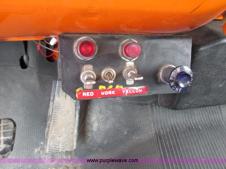 image for item I3760 1985 Chevrolet Kodiak C70 truck cab and chassis