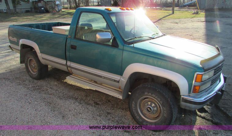 image for item I6522 1993 Chevrolet Silverado 2500 pickup truck