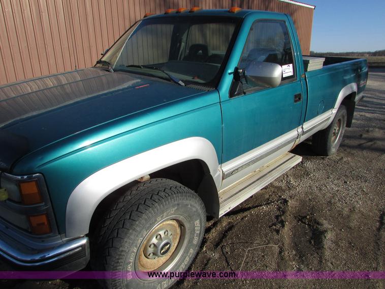 image for item I6522 1993 Chevrolet Silverado 2500 pickup truck