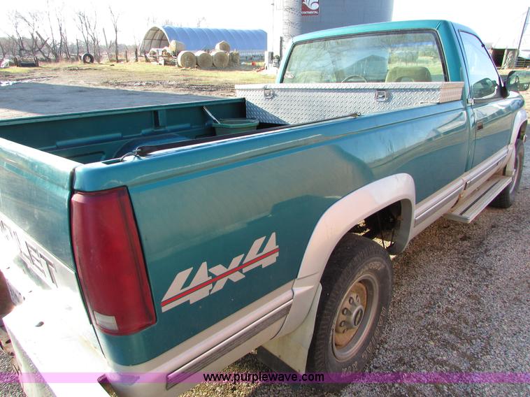 image for item I6522 1993 Chevrolet Silverado 2500 pickup truck