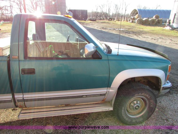 image for item I6522 1993 Chevrolet Silverado 2500 pickup truck