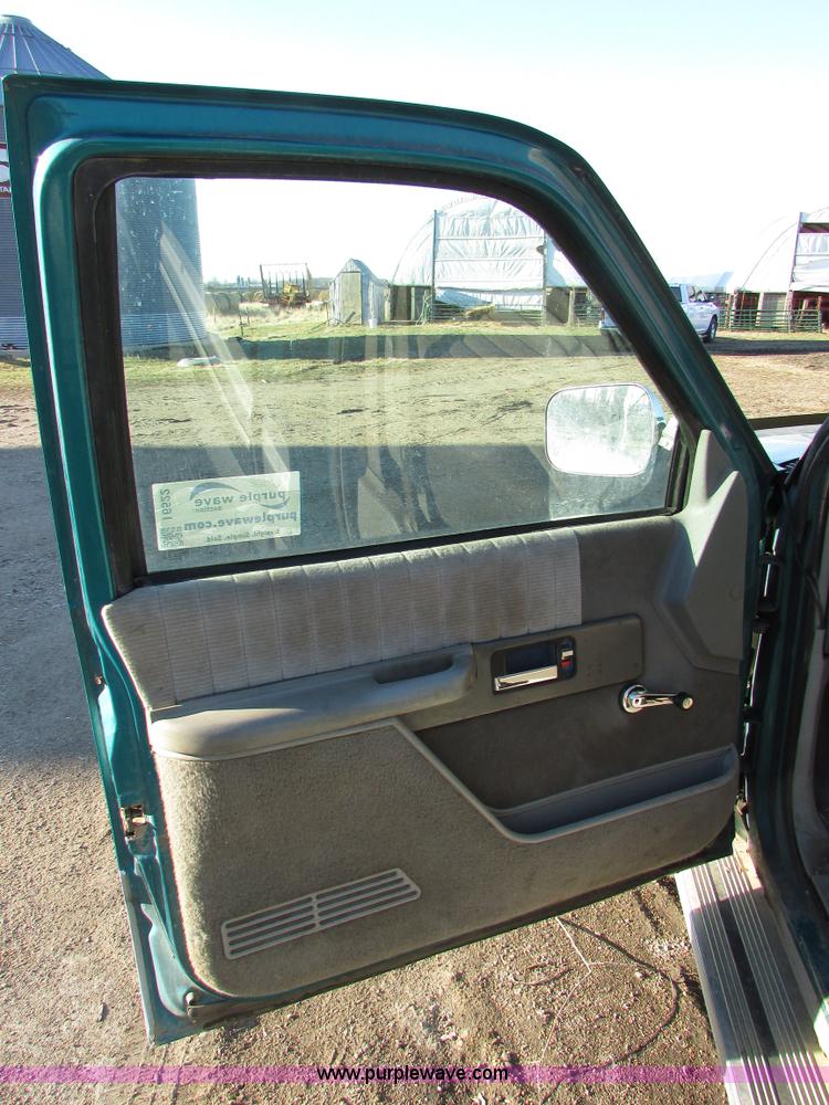 image for item I6522 1993 Chevrolet Silverado 2500 pickup truck