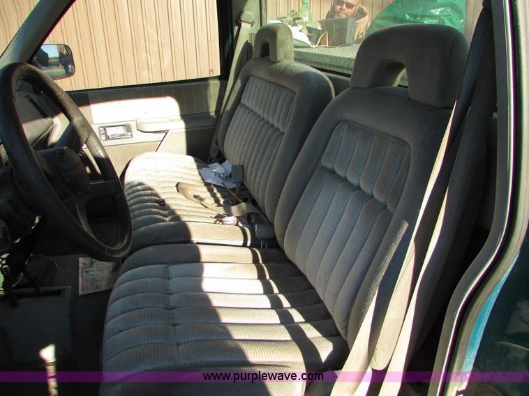 image for item I6522 1993 Chevrolet Silverado 2500 pickup truck