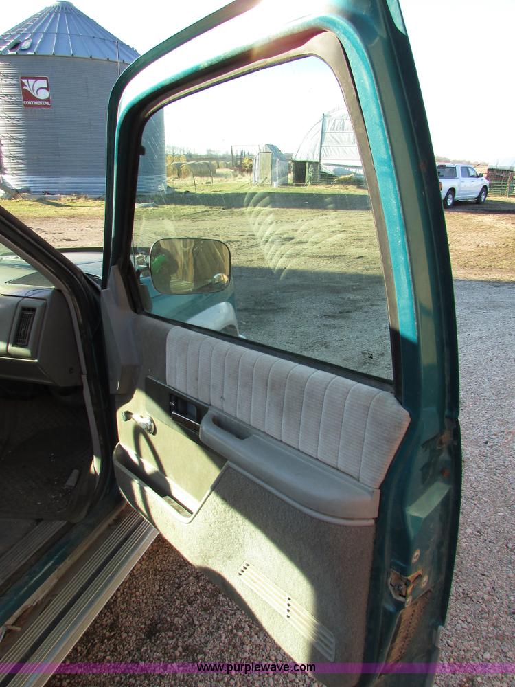 image for item I6522 1993 Chevrolet Silverado 2500 pickup truck