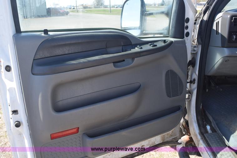 image for item K2446 2004 Ford F550 SuperCab flatbed truck