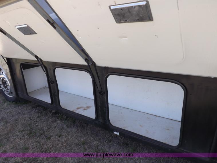 image for item K3829 2004 Freightliner XC Fleetwood RV