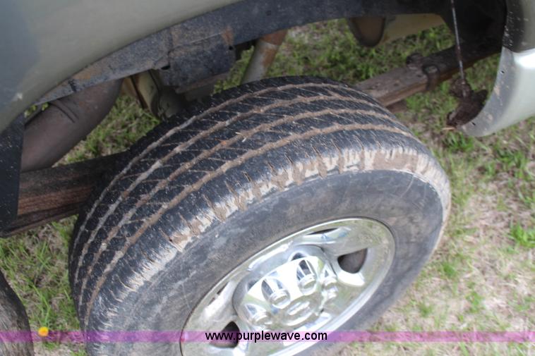 image for item K6853 2006 Dodge Ram 2500 Mega Cab pickup truck