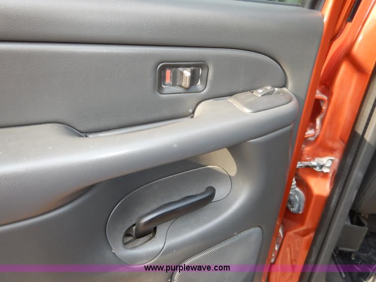 image for item K7398 2004 Chevrolet Avalanche 1500 Z71 pickup truck