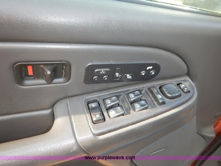 image for item K7398 2004 Chevrolet Avalanche 1500 Z71 pickup truck