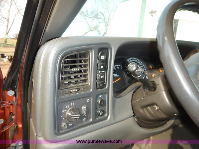 image for item K7398 2004 Chevrolet Avalanche 1500 Z71 pickup truck
