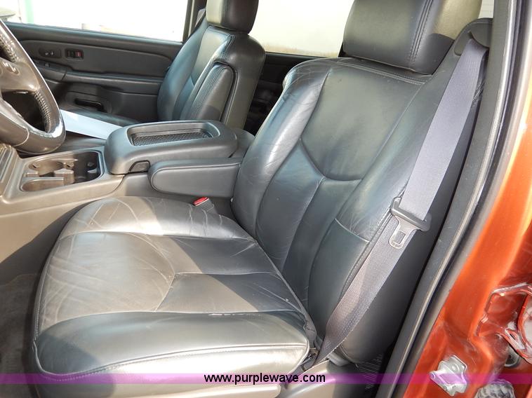 image for item K7398 2004 Chevrolet Avalanche 1500 Z71 pickup truck