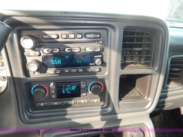 image for item K7398 2004 Chevrolet Avalanche 1500 Z71 pickup truck