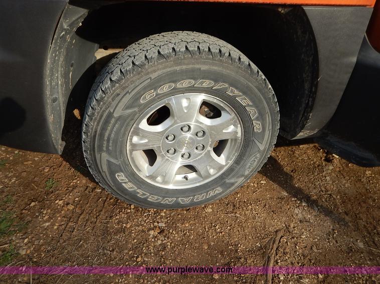 image for item K7398 2004 Chevrolet Avalanche 1500 Z71 pickup truck