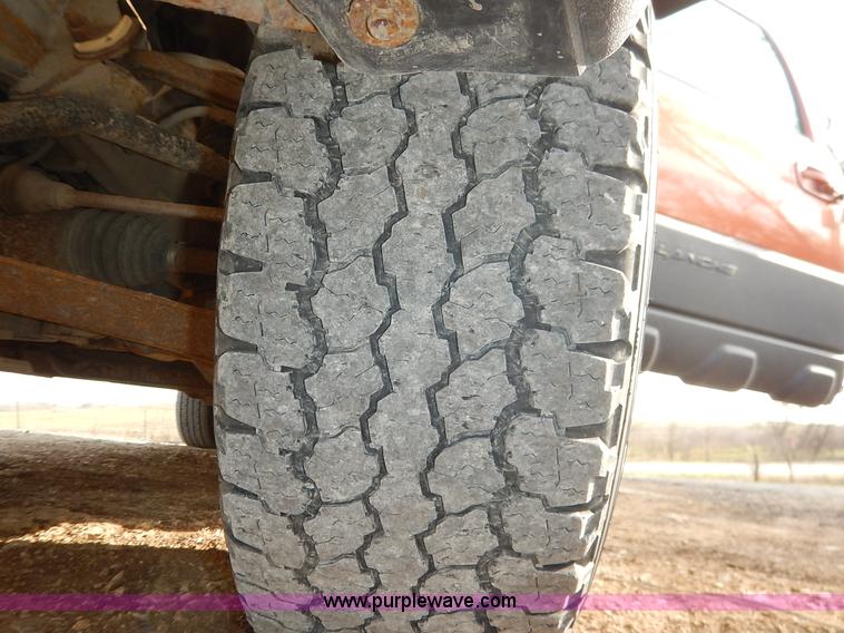 image for item K7398 2004 Chevrolet Avalanche 1500 Z71 pickup truck