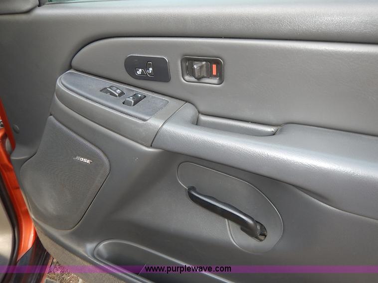 image for item K7398 2004 Chevrolet Avalanche 1500 Z71 pickup truck