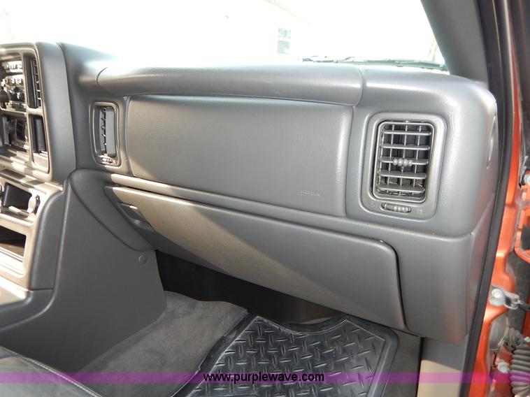 image for item K7398 2004 Chevrolet Avalanche 1500 Z71 pickup truck