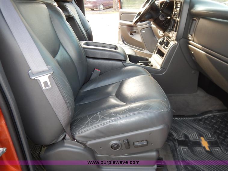 image for item K7398 2004 Chevrolet Avalanche 1500 Z71 pickup truck