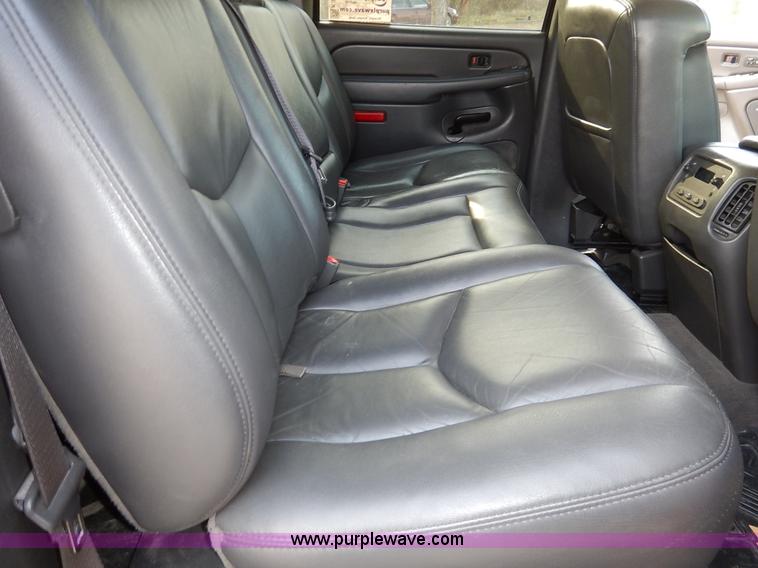 image for item K7398 2004 Chevrolet Avalanche 1500 Z71 pickup truck