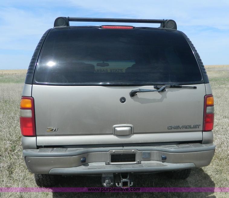 image for item K8041 2002 Chevrolet Suburban 1500 SUV
