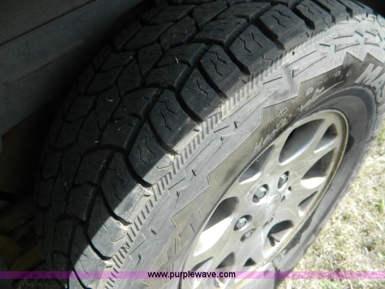 image for item K8041 2002 Chevrolet Suburban 1500 SUV