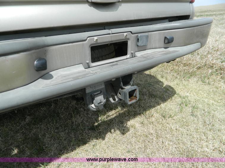 image for item K8041 2002 Chevrolet Suburban 1500 SUV