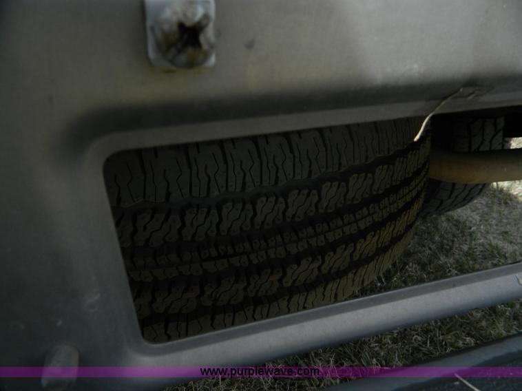 image for item K8041 2002 Chevrolet Suburban 1500 SUV