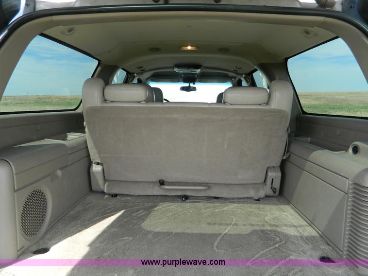image for item K8041 2002 Chevrolet Suburban 1500 SUV