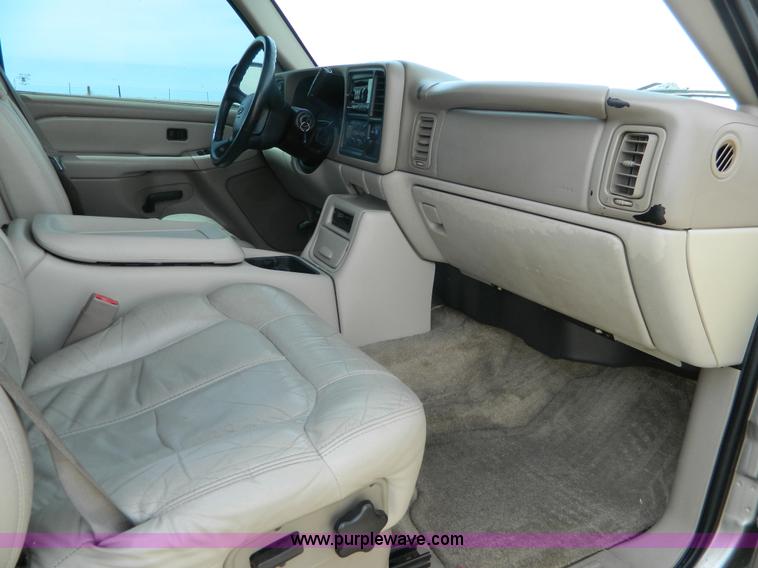 image for item K8041 2002 Chevrolet Suburban 1500 SUV