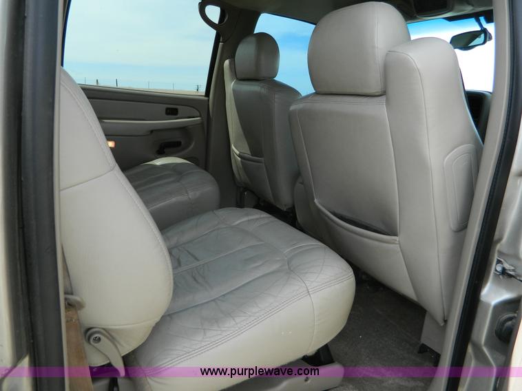 image for item K8041 2002 Chevrolet Suburban 1500 SUV