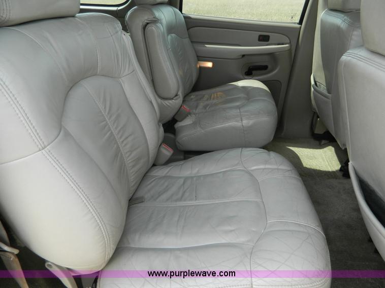 image for item K8041 2002 Chevrolet Suburban 1500 SUV