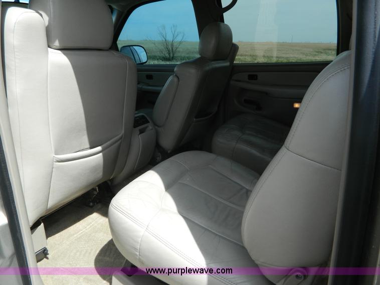 image for item K8041 2002 Chevrolet Suburban 1500 SUV
