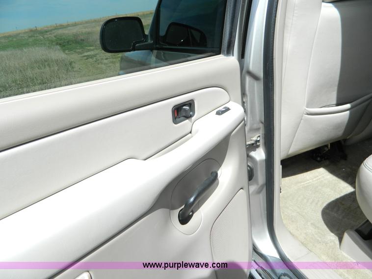 image for item K8041 2002 Chevrolet Suburban 1500 SUV