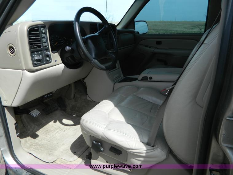 image for item K8041 2002 Chevrolet Suburban 1500 SUV