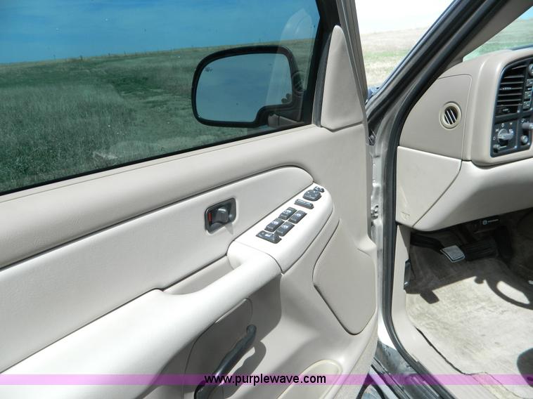 image for item K8041 2002 Chevrolet Suburban 1500 SUV