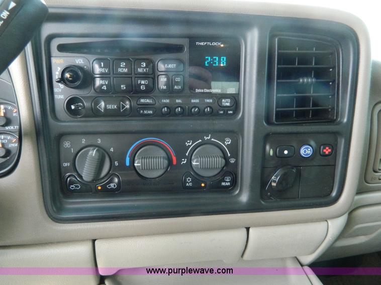 image for item K8041 2002 Chevrolet Suburban 1500 SUV