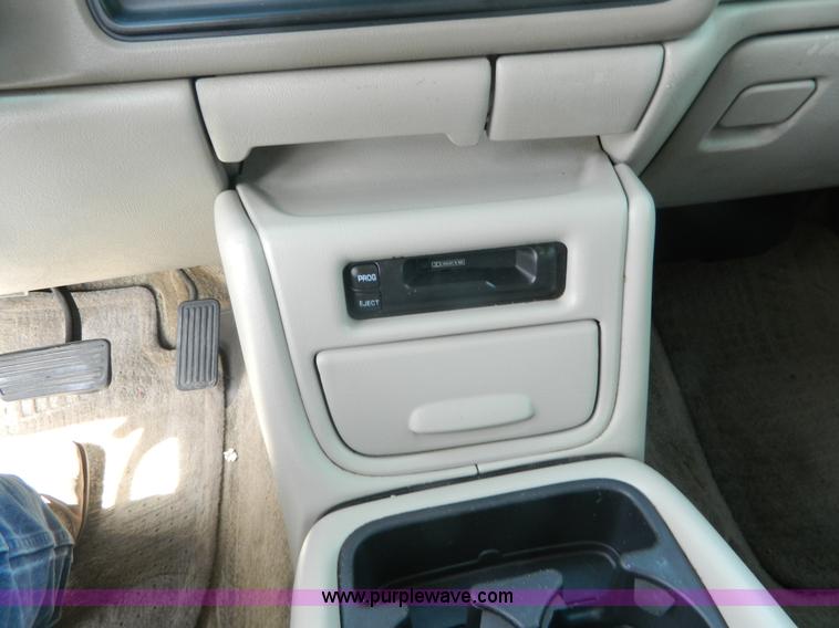 image for item K8041 2002 Chevrolet Suburban 1500 SUV