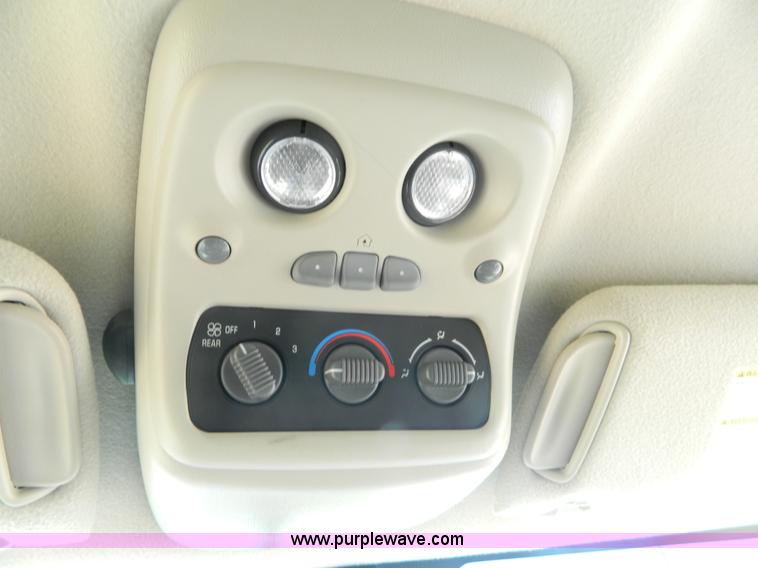 image for item K8041 2002 Chevrolet Suburban 1500 SUV