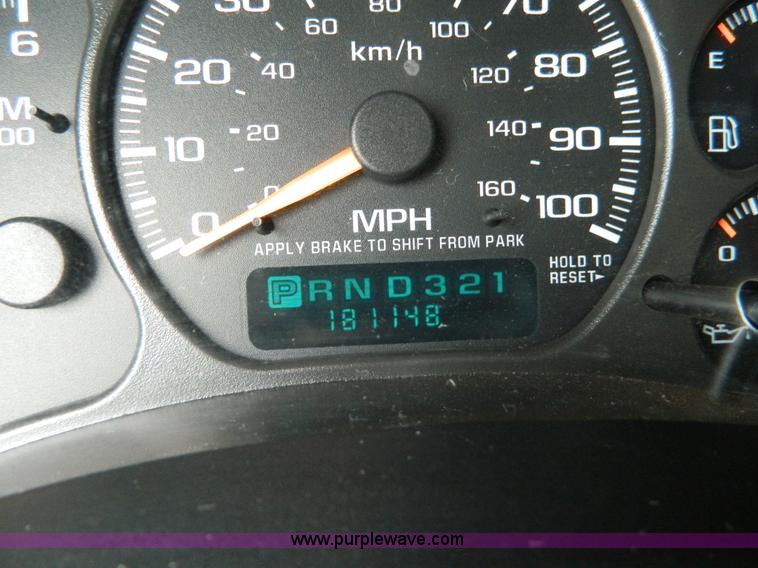 image for item K8041 2002 Chevrolet Suburban 1500 SUV