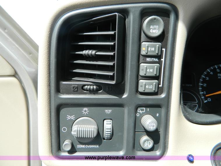 image for item K8041 2002 Chevrolet Suburban 1500 SUV