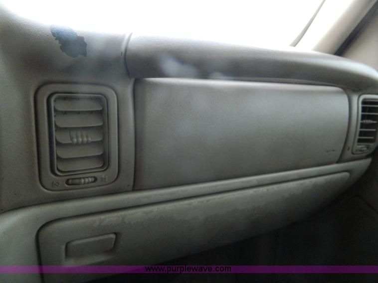 image for item K8041 2002 Chevrolet Suburban 1500 SUV