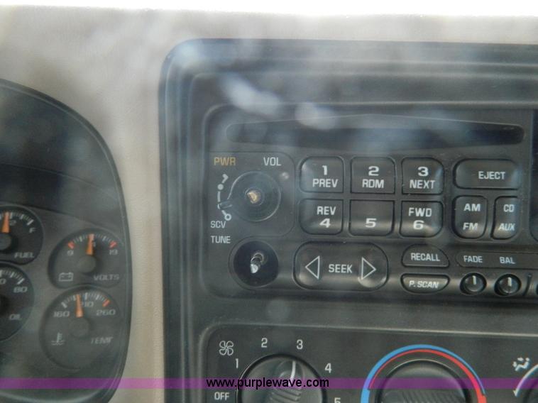 image for item K8041 2002 Chevrolet Suburban 1500 SUV