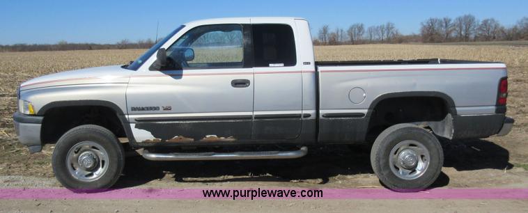 image for item Z9263 1998 Dodge Ram 2500 Quad Cab pickup truck